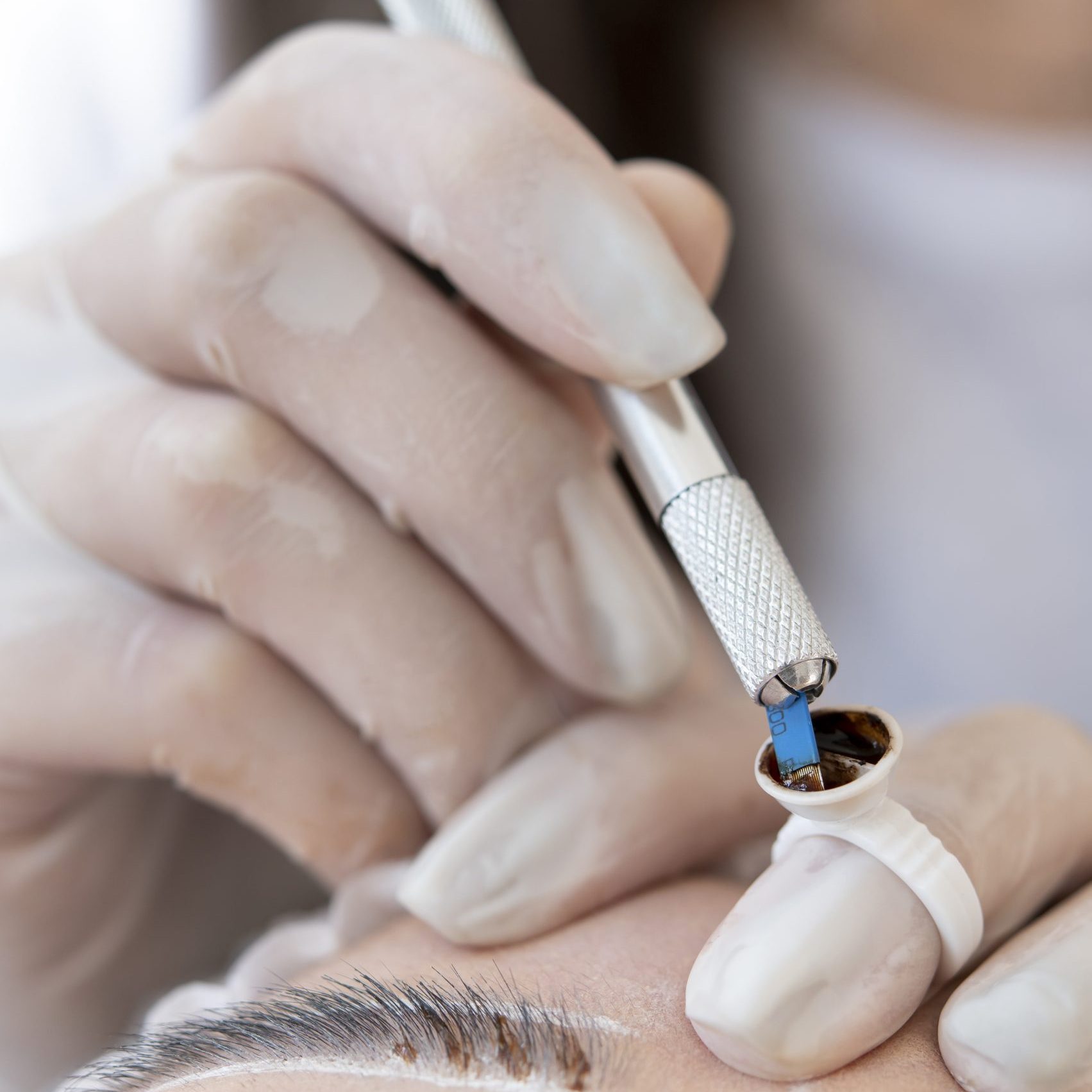 esteticista-haciendo-un-tratamiento-de-microblading-en-las-cejas-de-un-cliente (2) esteticista-haciendo-un-tratamiento-de-microblading-en-las-cejas-de-un-cliente (2)