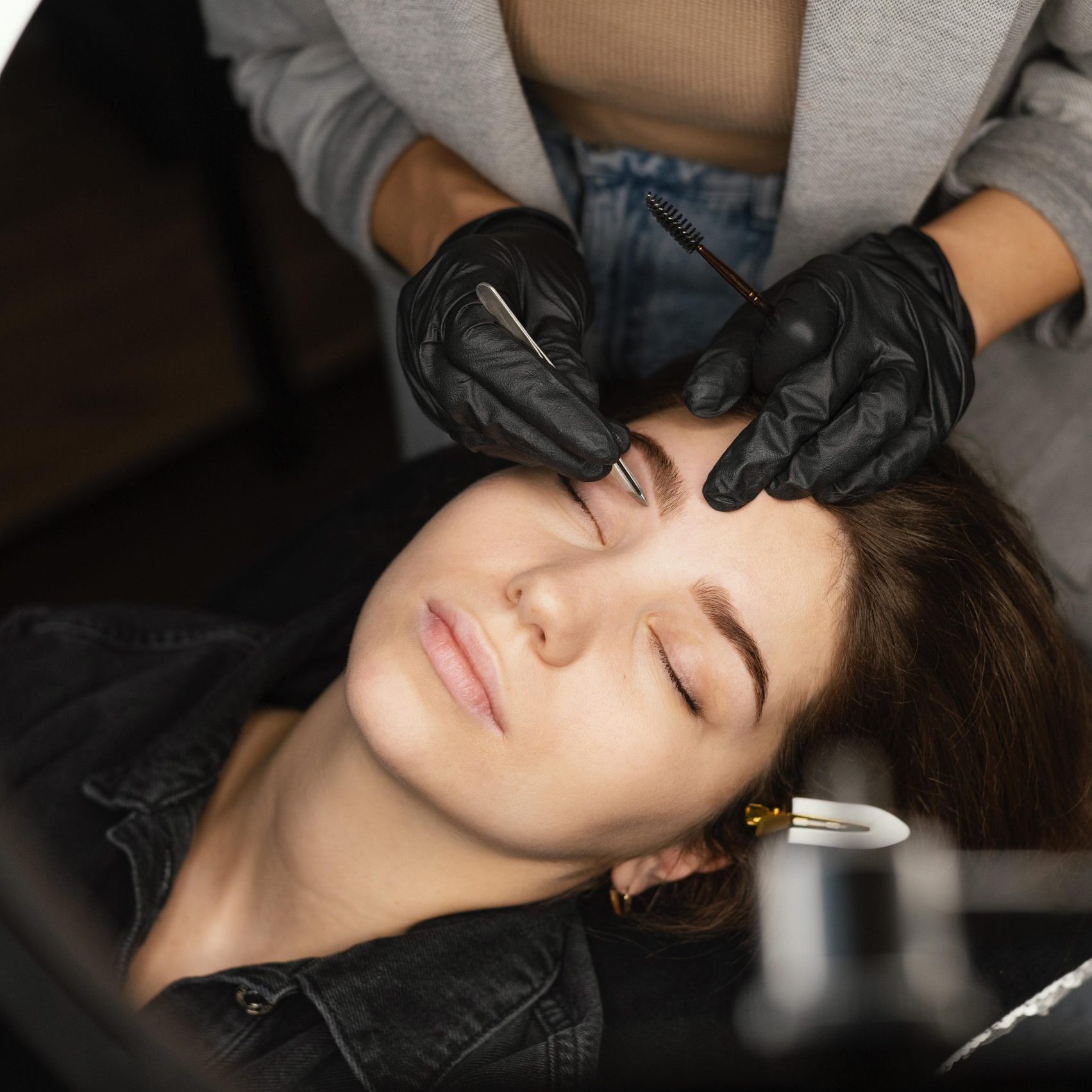 vista-superior-del-medico-femenino-que-realiza-un-tratamiento-de-cejas-para-mujer vista-superior-del-medico-femenino-que-realiza-un-tratamiento-de-cejas-para-mujer